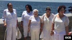 Damas de Blanco en el exilio, en el malecón de la Ermita de la Caridad en Miami.