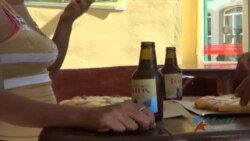 El cubano de la isla paga cinco pesos por un refresco