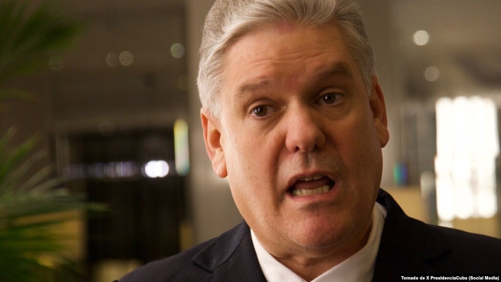 FOTO ARCHIVO. Alejandro Gil habla con periodistas sobre las potencialidades de las relaciones económicas entre Cuba y China, en noviembre de 2022.