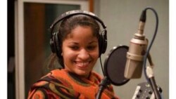 1800 Online con la cantante cubana Luna Manzanares