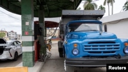 Empresas privadas suministran combustible en medio de la crisis energética de Cuba.