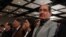 El abogado sudafricano y mediador en conflictos internacionales Brian Currin (d) asiste en Bogotá (Colombia), al segundo foro sobre participación política del proceso de paz colombiano.