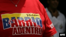 Detalle de una camiseta con el emblema del programa sanitario "Barrio Adentro" en Caracas.