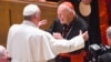 El papa Francisco abraza al arzobispo emérito Theodore McCarrick enla Catedral del Apóstol San Mateo, en Washington, DC, en septiembre de 2015.