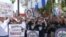 Protestan en Miami contra la nueva política hacia Cuba.