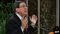 FOTO ARCHIVO. Bruno Rodríguez, canciller cubano, en una conferencia de prensa. "Sus rabietas son inaceptables y no hacen más que poner de relieve el fraude que perpetran", dijo Waltz sobre el ministro de Exteriores y el resto de su esquipo en ONU. YAMIL LAGE / AFP.