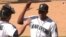 Roenis Elías (d) es felicitado por el receptor de los Marineros de Seattle.