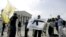 Archivo - Manifestantes pro-armas muestran banderas frente al Tribunal Supremo de EE. UU., en Washington D.C., el 26 de junio de 2008. El Supremo reconoció ese día el derecho de los estadounidenses a poseer armas de fuego