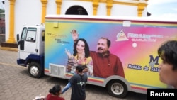 En San Juan de Oriente, Nicaragua, un camión con un cartel del matrimonio Ortega Murillo. REUTERS/Maynor Valenzuela