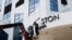 Unos trabajadores retiran el nombre de la marca "Aston" —perteneciente a la cadena hotelera Archipelago International— de la fachada de un establecimiento gestionado por el grupo GAESA en La Habana, Cuba, 5 de junio de 2026. REUTERS/Norlys Perez