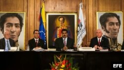 Fotografía cedida por el Palacio de Miraflores donde aparece el presidente venezolano, Nicolás Maduro (c), mientras participa en una reunión con el gabinete en el Palacio de Miraflores. Mediante una cadena nacional de radio y televisión, Maduro solicitó l