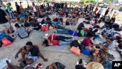 Foto Archivo. Migrantes que participan en una caravana descansan en las afueras de Tapachula, estado de Chiapas, México, el 23 de abril de 2023. AP/Edgar H. Clemente