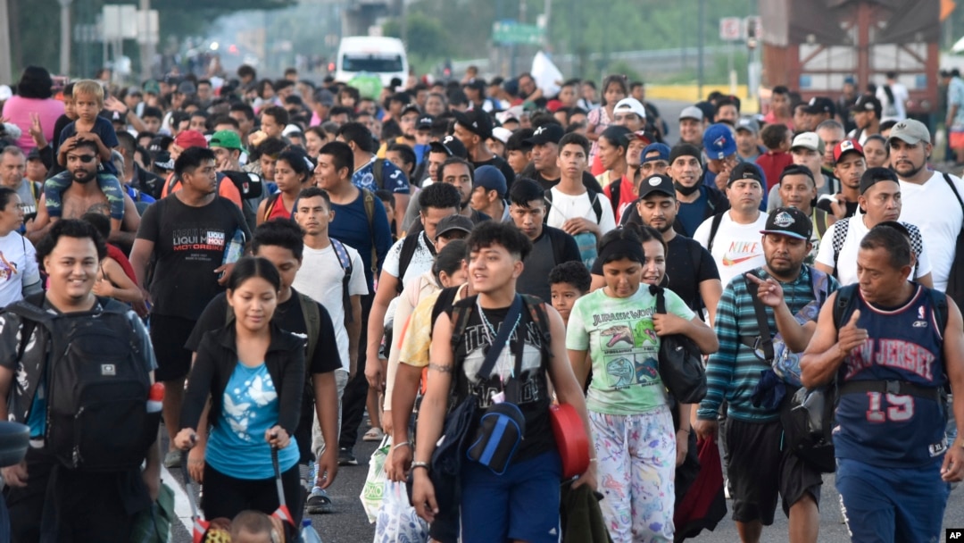 Migrantes caminan por la carretera que atraviesa Suchiate, estado de Chiapas en el sur de México, el domingo 21 de julio de 2024, durante su viaje hacia el norte hacia la frontera con Estados Unidos / Foto: Edgar H. Clemente (AP)