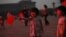 Una niña sujeta una bandera china en la plaza de Tiananmen, en Pekín (China), hoy, martes 4 de junio de 2013.