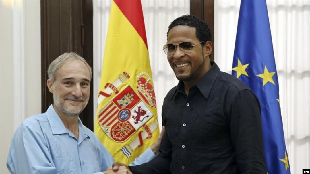 Javier Sotomayor saluda al embajador de España en la isla, Francisco Montalbán (i-d) hoy, viernes 25 de septiembre, en la embajada de España en La Habana.