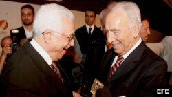 El presidente de la Autoridad Nacional Palestina (ANP), Mahmud Abbás (izq) y el ex primer ministro israelí Simon Peres (Archivo).