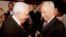 El presidente de la Autoridad Nacional Palestina (ANP), Mahmud Abbás (izq) y el ex primer ministro israelí Simon Peres (Archivo).