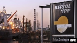  Fotografía de archivo del 19 de abril de 2012 de las instalaciones de la Terminal Dock Sud, de la petrolera YPF, en la ciudad de Avellaneda, en Buenos Aires (Argentina). 