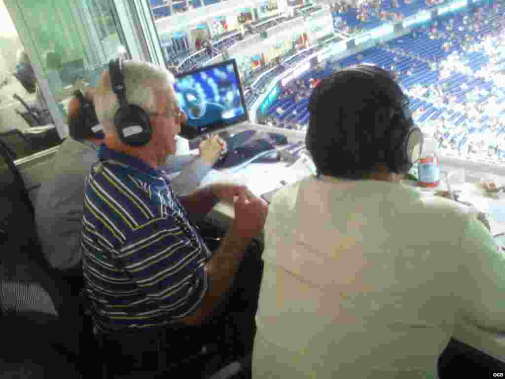 El pelotero cubano y comentarista deportivo, Orlando "El guajiro Pe&ntilde;a" a la izquierda, junto al periodista D&aacute;maso Rogr&iacute;guez, en la trasmisi&oacute;n en vivo del juego de los Marlins el 27 de julio por Radio Mart&iacute;.