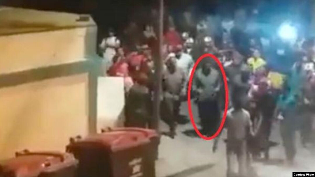 El presidente de Venezuela Nicolás Maduro (c) se dirige a una tarima en Villa Rosa, Isla Margarita, poco antes de que fuera repudiado por la población con un cacerolazo