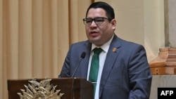 El recién nombrado Fiscal General de Bolivia, Roger Mariaca, pronuncia un discurso tras prestar juramento en la sede de la Vicepresidencia en La Paz, Bolivia, el 22 de octubre de 2024.