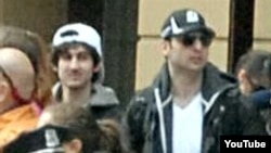 Atentados en Boston: De los dos hombres buscados, el de la derecha fue abatido por la policía. El otro escapó. 