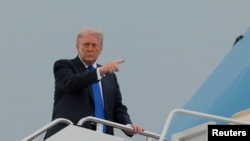 El presidente de EE. UU., Donald Trump, aborda el Air Force One con destino al Aeropuerto Internacional de Palm Beach, en la Base Conjunta Andrews, Maryland, EE. UU., el 24 de abril de 2026. REUTERS/Kylie Cooper/Foto de archivo