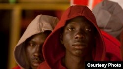 Varios inmigrantes llegan al puerto tinerfeño de Los Cristianos en una imagen de archivo.