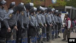 Agentes de policía y de la Guardia Nacional permanecen en guardia en Pennsylvania Avenue en Baltimore, Estados Unidos (1 de mayo, 2015).