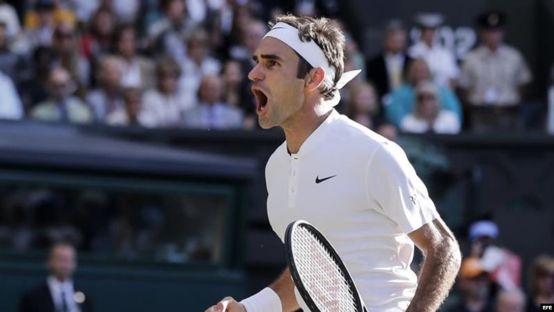 Federer reacciona tras vencer a Raonic en Wimbledon.