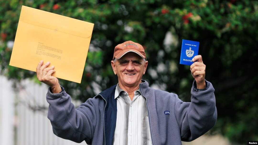 El cubano Pedro Ravelo muestra su pasaporte luego de recibir la visa de EEUU en la Embajada de EEUU en Bogotá el 22 de febrero de 2018. REUTERS/Jaime Saldarriaga 