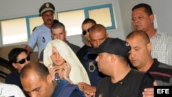 Archivo - Amina Sboui (c), integrante del grupo feminista ucraniano FEMEN, camina esposada antes de una audiencia ante un juez en Kairouan (Túnez). Cuatro activistas del grupo radical feminista, tres de ellas europeas y otra tunecina, comparecieron ante l