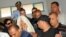 Archivo - Amina Sboui (c), integrante del grupo feminista ucraniano FEMEN, camina esposada antes de una audiencia ante un juez en Kairouan (Túnez). Cuatro activistas del grupo radical feminista, tres de ellas europeas y otra tunecina, comparecieron ante l