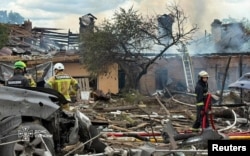 Las consecuencias de un ataque con misiles rusos en la región de Kiev.