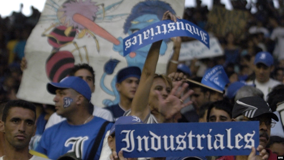 Foto de archivo. Varios aficionados del equipo de Industriales animan a su equipo.