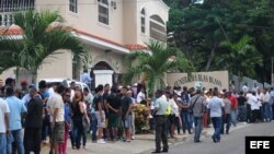 Familiares y seguidores asisten al velorio del pelotero dominicano Oscar Taveras, de 22 años, en Puerto Plata (República Dominicana).