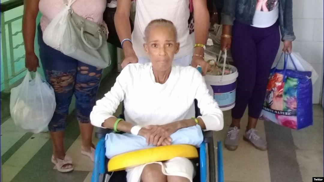 Xiomara Cruz Mirada a la salida el viernes del Hospital Clínico Quirúrgico Dr. Miguel Enríquez