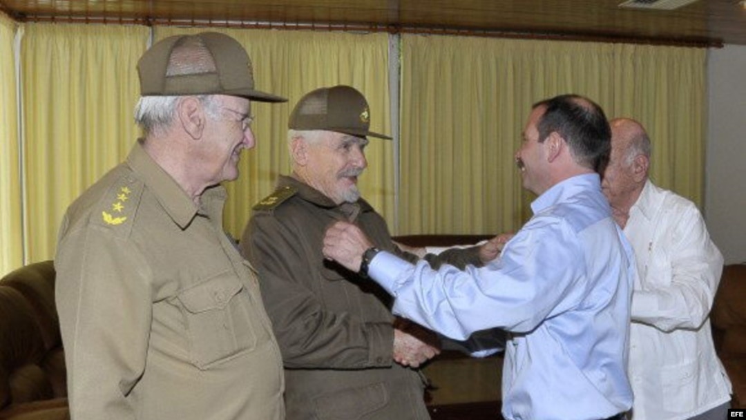 A su llegada a La Habana el espía Fernando González saluda a sus superiores, el ex ministro del Interior Ramiro Valdés (c), y el actual ministro Abelardo Colomá Ibarra (i).