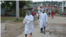 Trabajadores de salud recorren vecindarios con casos de Covid-19 en Santiago de Cuba.
