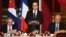 El presidente de Francia, François Hollande (c) ofrece un discurso junto a Raúl Castro (i) y Ricardo Cabrisas (d).