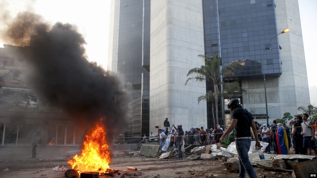 Enfrentamientos entre opositores y la policía venezolana 