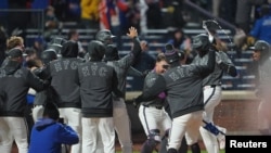 Luis Robert Jr es recibido por su compañeros tras disparar jonrón para dejar al campo a los Piratas de Pittsbugh.