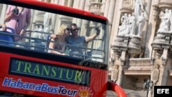 Archivo - Turistas en un bus en La Habana (Cuba).