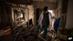 El doctor Yurii Kuznetsov recorre el hospital en Izium, Ucrania, atacado por los rusos el 18 de febrero de 2023. (AP Photo/Vadim Ghirda)