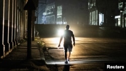 FOTO Archivo. Una calle de Cuba durante en otra jornada de apagones.