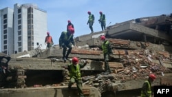 Militares continúan la remoción de escombros de los edificios colapsados en La Guaira. 