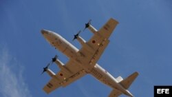 Vista del avión japonés Orion despegando de la base aérea Pearce de Perth, Australia, para participar en la búsqueda del vuelo MH 370 de Malaysia Airlines
