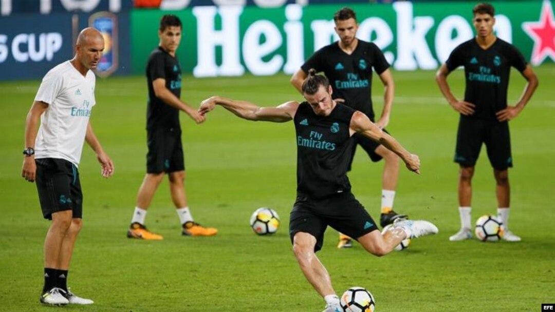 Zinedine Zidane (i) observa a Gareth Bale (d) en un entrenamiento en el estadio Hard Rock en Miami. 