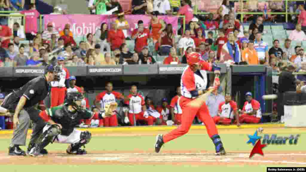 Secuencia de fotografías del jonrón conectado por Yulieski Gourriel y pone el juego 3-1 a favor de Cuba. Foto: Bobby Salamanca Jr.