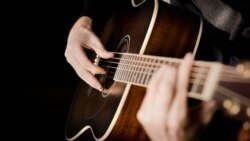 "Hoja de parra, cae la mano delante de la guitarra"